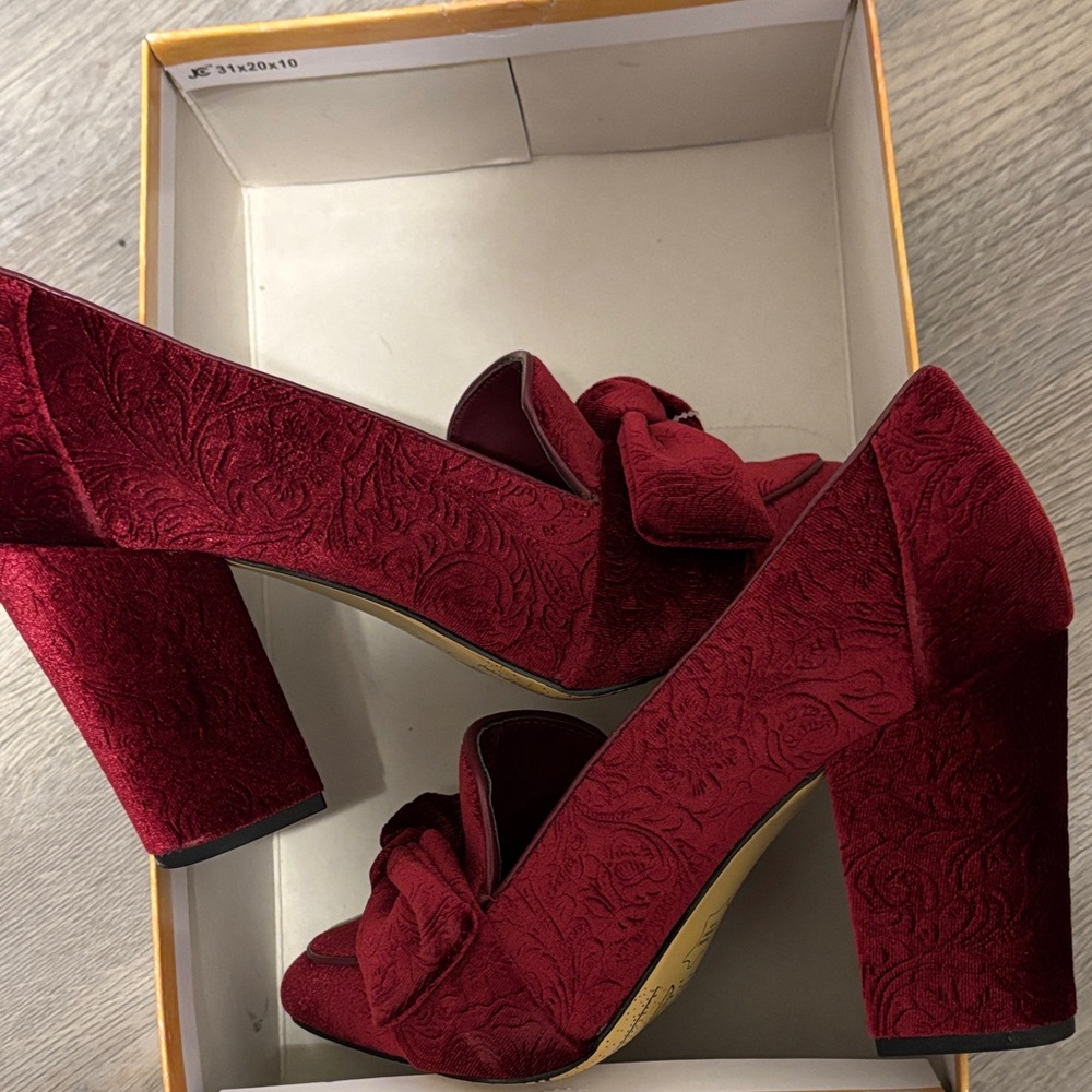Bella Vita Gala 2 Women's red velour damask heels - Picture 2 of 8